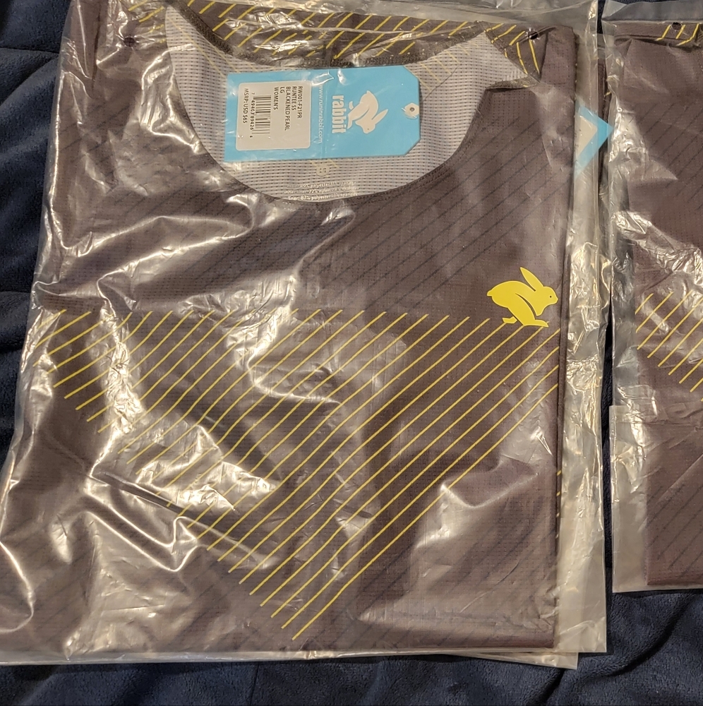 Run in rabbit Blackened Pearl ss tee